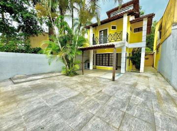Casa · 120m² · 4 Quartos · 2 Vagas · Casa duplex à venda no Condomínio Rancho Itaúna, na Rua Lagoa Bonita, em Vargem Grande.