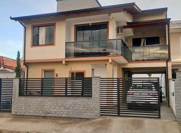 Casa · 220m² · 4 Quartos · 2 Vagas · Elegante Sobrado com 4 Quartos (1 Suíte), Piscina e Área Gourmet: Madri, Palhoça/SC!