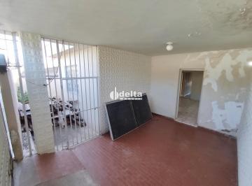 Casa · 130m² · 3 Quartos · 1 Vaga · Casa com 03 quartos disponível para venda no bairro Martins em Uberlândia-MG