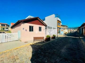 Casa · 100m² · 4 Quartos · Casa localizada no coração do Centro Histórico de Garopaba