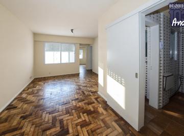 Apartamento · 52m² · 1 Quarto · Espaçoso como antigo, estruturado como moderno: Venha morar neste apartamento de