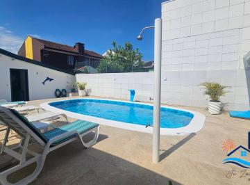 Casa · 294m² · 4 Quartos · 5 Vagas · Casa Luxuosa com Piscina e Espaço Gourmet a poucos metros do mar.