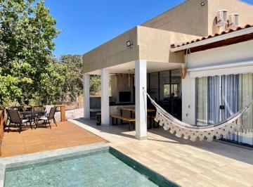 Casa de 2 quartos, Alto Paraíso de Goiás · Linda vista de casa com piscina na Fazenda Vale do Segredo