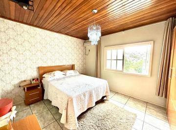 Casa · 343m² · 3 Quartos · 2 Vagas · Sobrado semimobiliado com churrasqueira em Novo Hamburgo