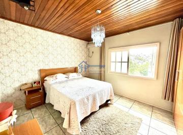 Casa · 343m² · 3 Quartos · 2 Vagas · Sobrado semimobiliado com churrasqueira em Novo Hamburgo