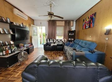 Casa · 140m² · 3 Quartos · 2 Vagas · Casa térrea com garagem no subsolo e anexo