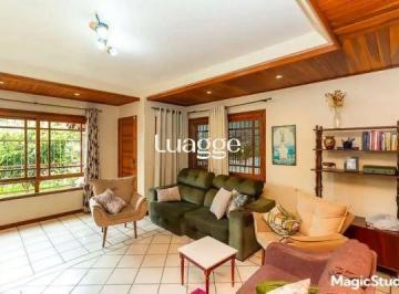 Casa · 235m² · 5 Quartos · 4 Vagas · Casa sobrado a Venda de 5 Quartos, 1 Suite e 4 Vagas de Garagem com 235M²privt.
