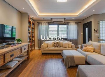 Casa · 252m² · 3 Quartos · 2 Vagas · Casa com 3 Suítes, Piscina e Lazer Completo em Rua Calma
