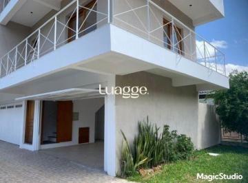 Casa · 194m² · 3 Quartos · 2 Vagas · Casa de 3 Pavimentos com Sacadas, Lareira e Espaço Gourmet