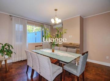 Casa · 178m² · 5 Quartos · 4 Vagas · Casa Reformada com 5 Dormitórios e Amplo Pátio