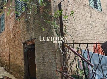 Casa · 50m² · 3 Quartos · terreno irregular com frente de 1.50m e por 21.50