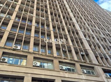 Comercial · 61m² · 2 Quartos · Sala em andar alto, desocupada