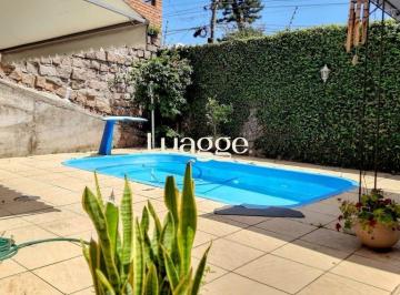 Casa · 230m² · 3 Quartos · 2 Vagas · Linda Casa de Esquina com 230 M². Área de Lazer Completa.
