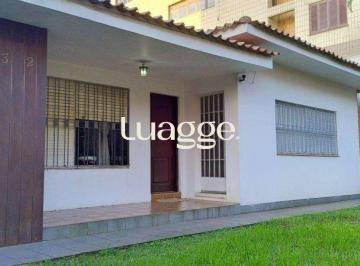 Casa · 208m² · 4 Quartos · 4 Vagas · Casa com 4 quartos, 4 vagas e amplo pátio no Bairro Jardim Lindóia