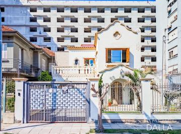 Casa · 280m² · 4 Quartos · 5 Vagas · Casa com piscina e 5 vagas em frente ao Zaffari na Luiz Afonso