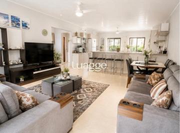 Living-amplo · Casa Espaçosa com Pátio e 4 Vagas no Partenon.