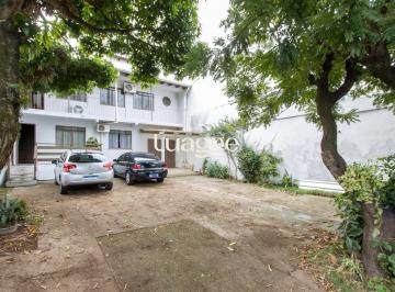 Casa · 181m² · 4 Quartos · 4 Vagas · Casa ampla de 2 pavimentos com 4 dormitórios, 1 suite e 4 vagas no bairro Santa