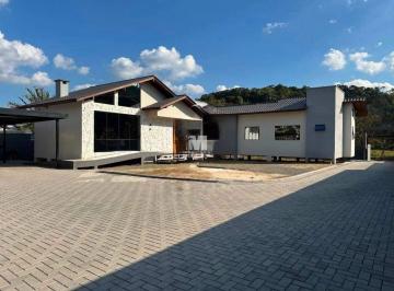 Casa · 161m² · 3 Quartos · 3 Vagas · Casa de Alto Padrão com 1.295 m² de Terreno e Vista para as Montanhas