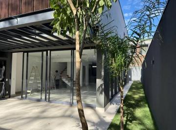 Casa · 565m² · 3 Quartos · 4 Vagas · Casa de condomínio fechado Alto Padrão em Alto de Pinheiros com 3 Quartos e 4 Vagas - 565m² à Venda.