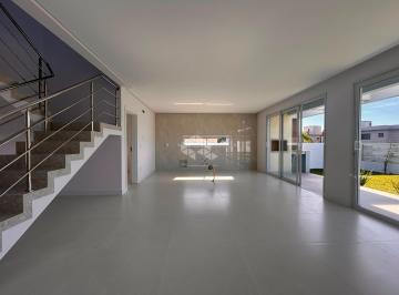Casa · 226m² · 4 Quartos · 2 Vagas · Casa em condomínio fechado com 4 suítes/dormitórios no bairro São João do Rio Vermelho, em Florianóp