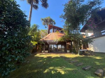 Casa · 500m² · 4 Quartos · 3 Vagas · RESIDÊNCIA EXCLUSIVA PARA LOCAÇÃO EM MEIO À NATUREZA – ARQUITETURA AUTORAL E ALTO PADRÃO
