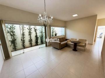 Casa · 360m² · 3 Quartos · 4 Vagas · Casa com 3 quartos sendo 1 suíte disponível para locação no bairro Santa Mônica em Uberlândia-MG