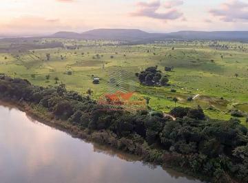 Vista imponente da propriedade fazendo divisa direta com o Rio Araguaia, oferecendo 12km de margem para diversos usos, incluindo irrigação e lazer. · Fazenda de 1.350 Alqueires à Venda em Marabá - PA