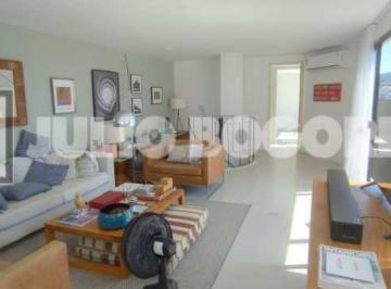 Apartamento · 200m² · 4 Quartos · 2 Vagas · Excelente localização. Ampla cobertura com 200m², 4 quartos (2 suítes), 2 vagas