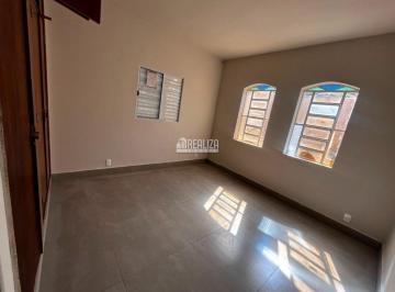img0 · Casa com 4 Quarto(s) e 2 banheiro(s) para Alugar, 10 m² por R$ 2230 / Mês