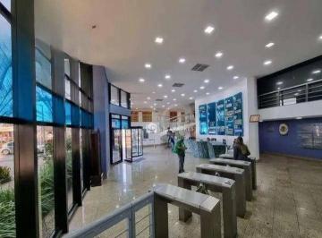 0bbadedb0f1b538fa8b907e6cda80fd10f0a8952 · Conjunto Comercial de 234m2 para Alugar na Av. Atlântica.
