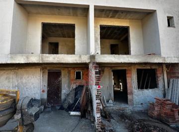 Foto 01 · Sobrado à Venda no Orleãns  em Curitiba-PR, 3 Quartos, 1 Suíte.
