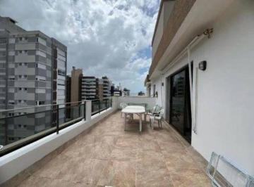 3c427b993b530a3518eb6bd5a46df543dcda9886 · Cobertura com 3 quartos e 2 vagas à venda no Centro de Florianópolis.