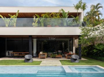 Casa · 900m² · 5 Quartos · 4 Vagas · Onde o pé-direito é alto e o repertório também.