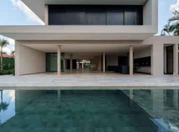 Casa · 740m² · 4 Quartos · 3 Vagas · A arquitetura já mostrou o traço. Agora sua vida se encarrega do desenho.