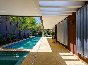 Casa · 500m² · 4 Quartos · 4 Vagas · Cada feixe de sol parece saber exatamente onde parar.