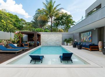 Casa · 820m² · 5 Quartos · 2 Vagas · Um projeto que abre a casa, mas nunca abre mão da intimidade.