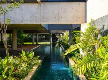 Casa · 700m² · 5 Quartos · 6 Vagas · O concreto flutua. A natureza se encaixa. Tudo faz sentido.