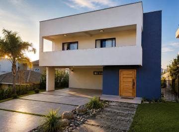 Casa de 3 quartos, Pinhais · Casa com Lago Ornamental para Locação no Alphaville Graciosa | 268 m² Privativos