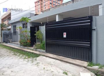Casa de 3 quartos, Belém · MORE COM ESTILO E CONFORTO: CASA COM 3 SUÍTES NA PASSAGEM BOLONHA, NAZARÉ
