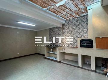 Casa · 200m² · 5 Quartos · 2 Vagas · Sobrado amplo com 5 dormitórios, quintal com churrasqueira e excelente localização no Jardim Stella