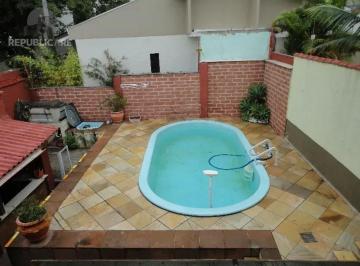Casa · 200m² · 3 Quartos · 3 Vagas · Casa com três dormitórios, suíte, piscina e 3 vagas.