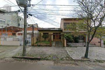 Casa · 104m² · 2 Quartos · 2 Vagas · Casa com 104 m2, c/2 dorms., depend. empreg com banh. vaga 2 carros, canil, Bair