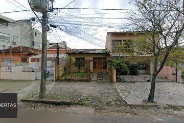 Casa · 104m² · 2 Quartos · 2 Vagas · Casa com 104 m2, c/2 dorms., depend. empreg com banh. vaga 2 carros, canil, Bair