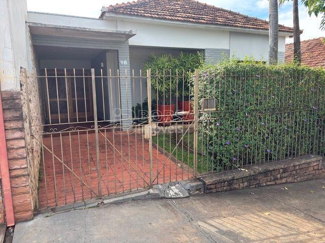 Foto do imóvel - Garagem para 2 carros, sendo 1 descoberta, sala ampla para 2 ambientes em piso frio