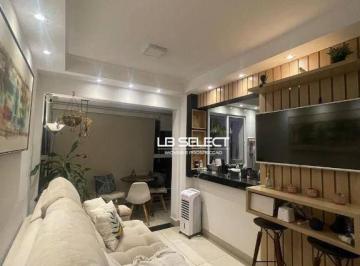 e7663a7b679e526f8108cb1b779b5b3223d47e7b · Apartamento no bairro Aclimação com dois quartos, uma suíte e sacada