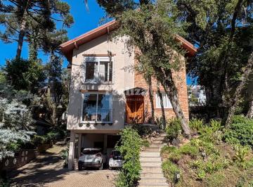 Casa · 200m² · 2 Vagas · CASA EM CONDOMÍNIO NO CENTRO DE CANELA