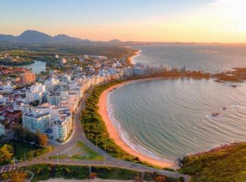 Foto 01 · Super lançamento na Enseada Azul, entre as Praias de Bacutia e Peracanga, apartamentos exclusivos co