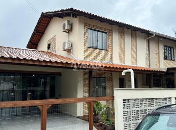 Casa · 141m² · 3 Quartos · Sobrado geminado com 2 suítes + 1 dormitórios à venda, no bairro Zimbros em Bombinhas