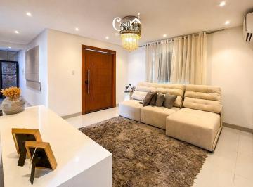 Casa · 173m² · 3 Quartos · 2 Vagas · Casa com 3 quartos sendo uma suíte em condomínio fechado