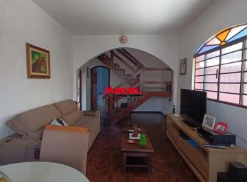 Casa · 283m² · 6 Quartos · 4 Vagas · Amplo sobrado em avenida movimentada na zona sul! Terreno de 250m², 6 dormitórios (2 suítes), área g